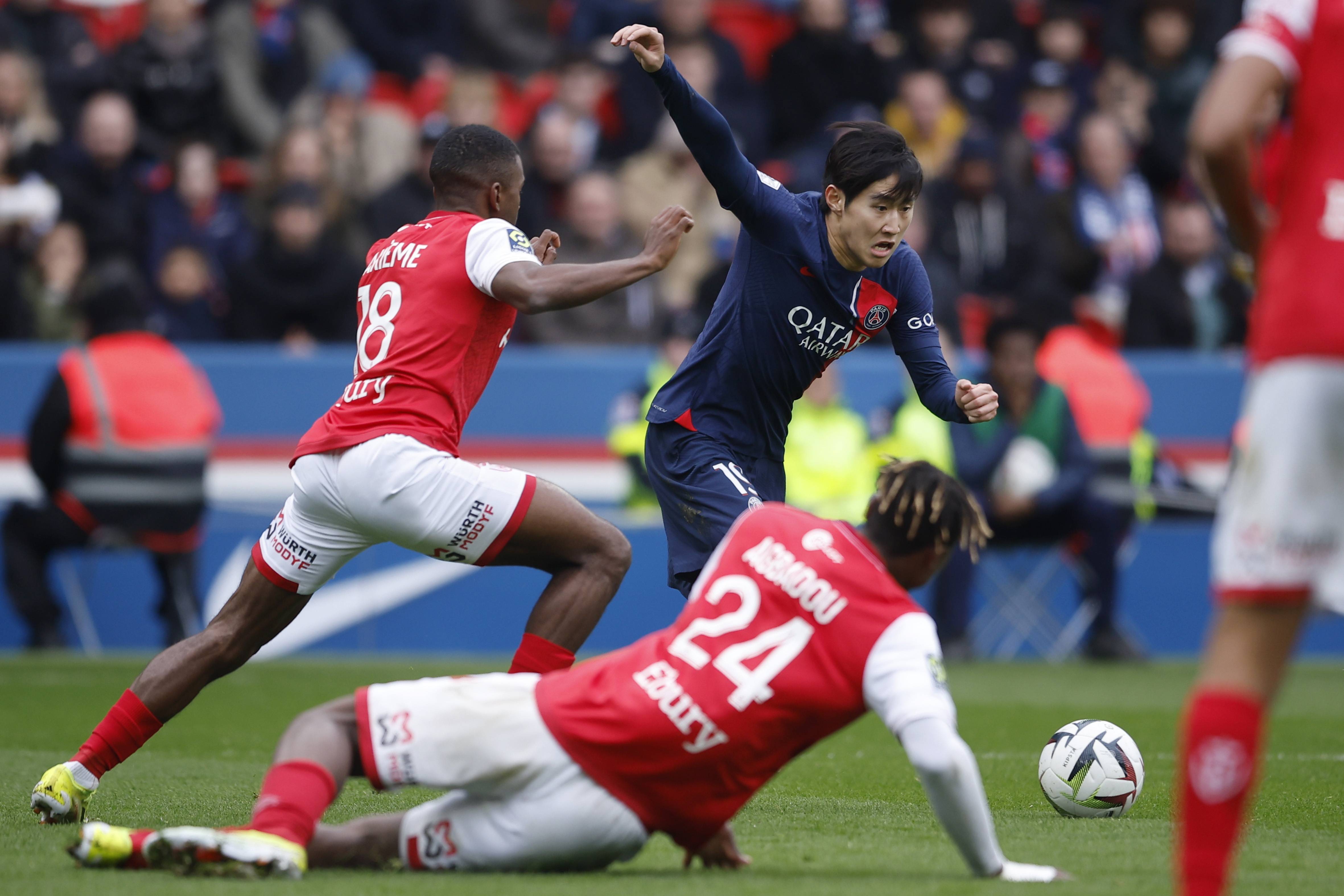 足球职业联赛战火重燃，球员引发全民追捧的简单介绍