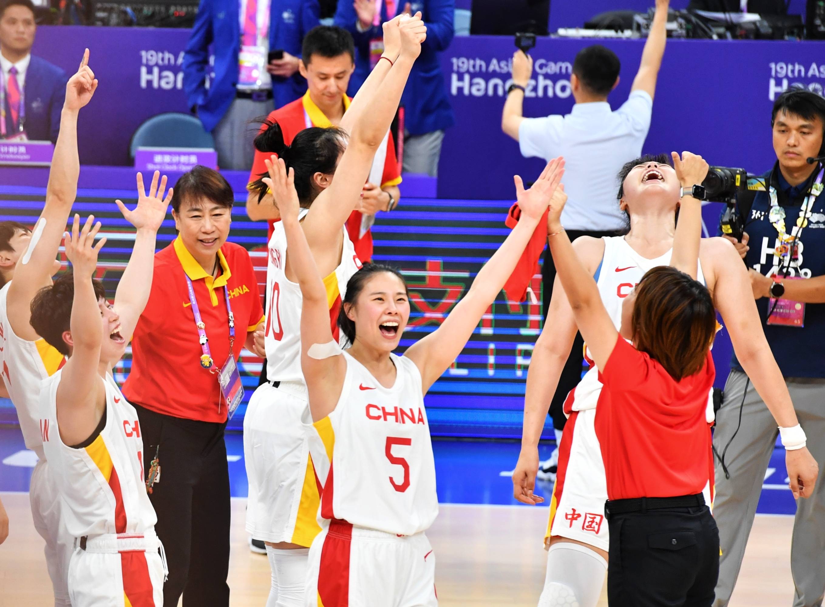 关于江苏女篮险胜重庆，艰难守住领先地位的信息