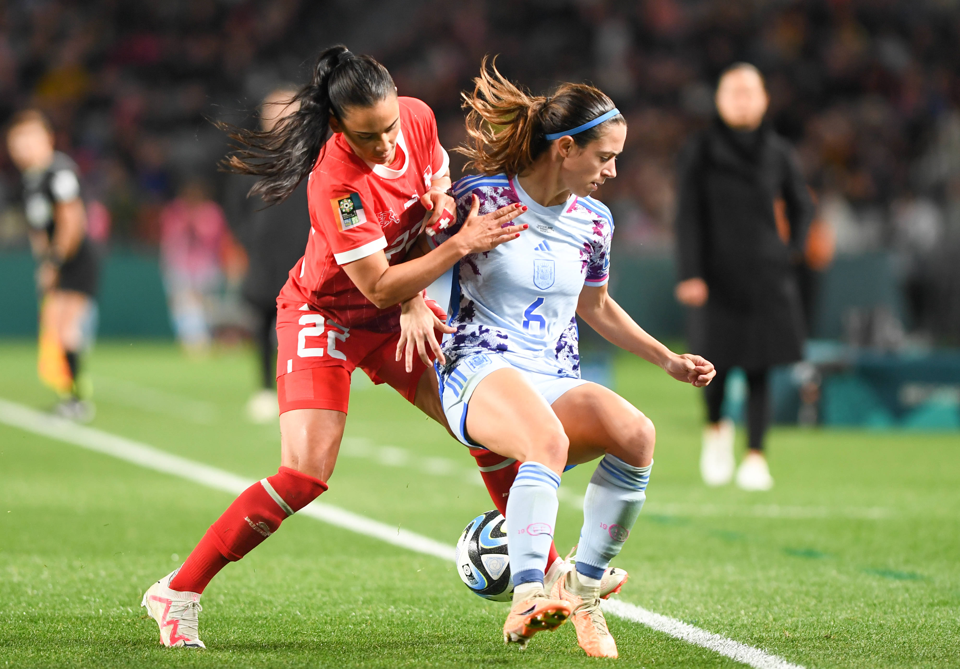 西班牙女足联赛决赛场上现独特风采