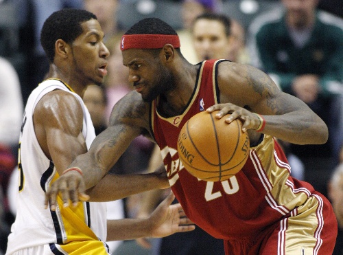 詹姆斯回归赛场，势不可挡首场状态亮眼，瑞士队观众沸腾！